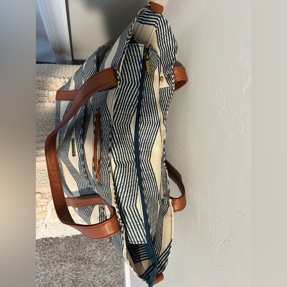 Jj Cole Diaper Bag with Strap and Diaper pad - Picture 6 of 16